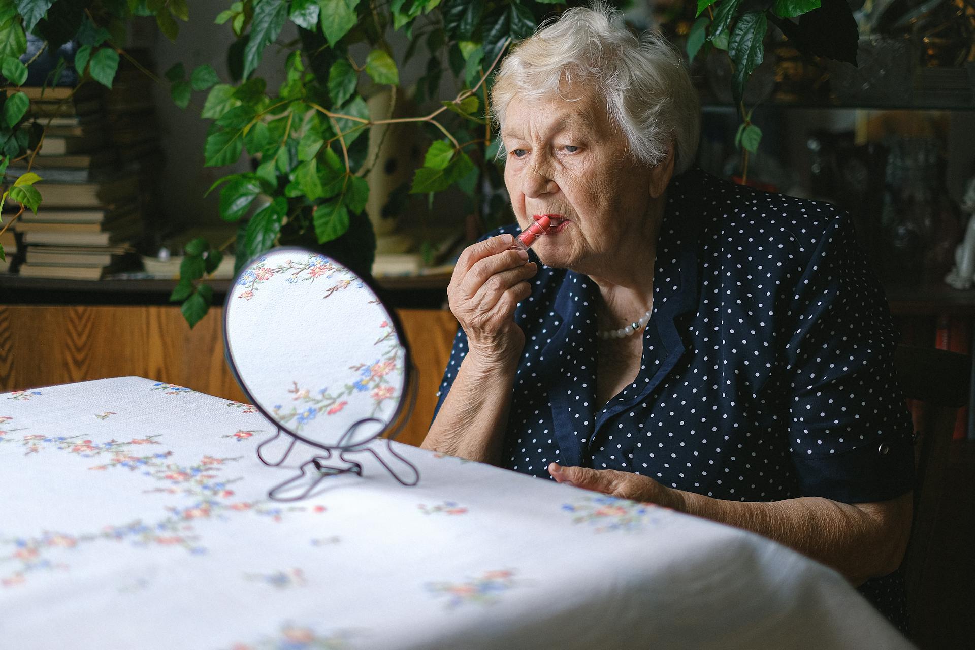 An old woman applying lipstick | Source: Pexels