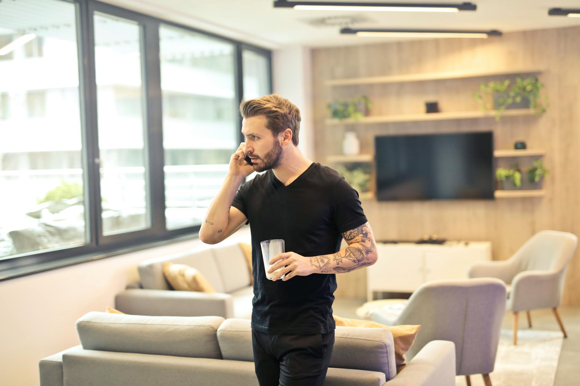 A man speaking on the phone | Source: Pexels