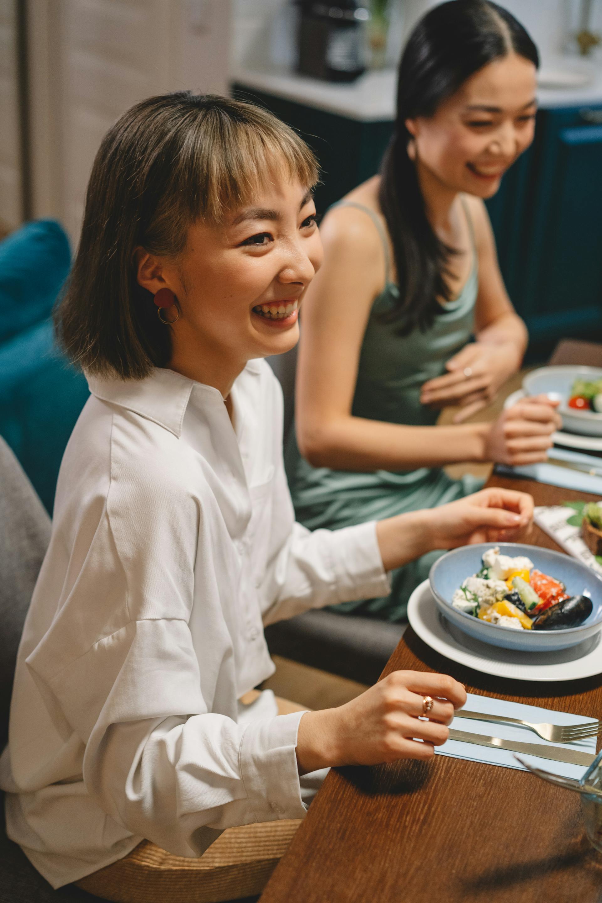 Two women at a dinner | Source: Pexels