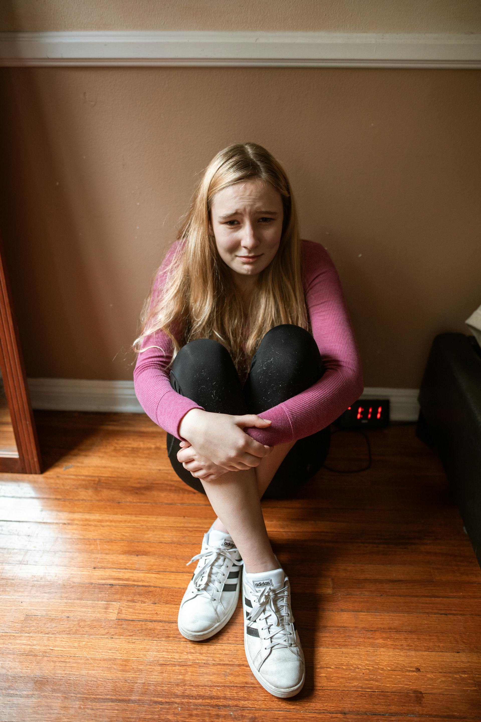 A girl sitting on the floor and crying | Source: Pexels