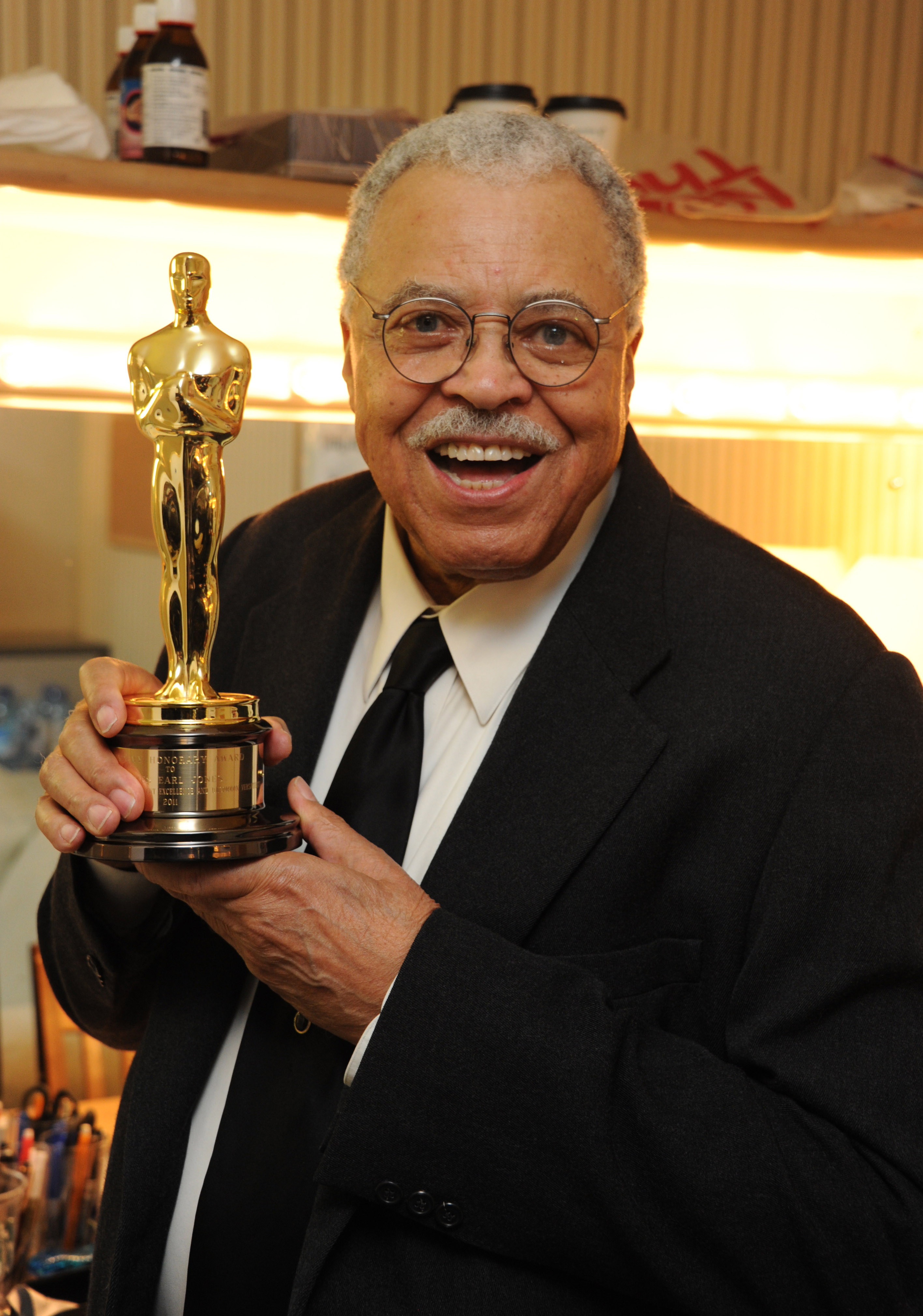 James Earl Jones posing with his Lifetime Achievement award in London, England on November 12, 2011 | Source: Getty Images